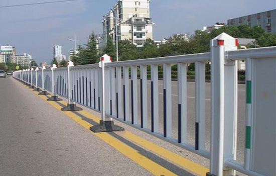 小區(qū)道路<a href=http://m.yflyw.com target=_blank class=infotextkey>護(hù)欄</a>