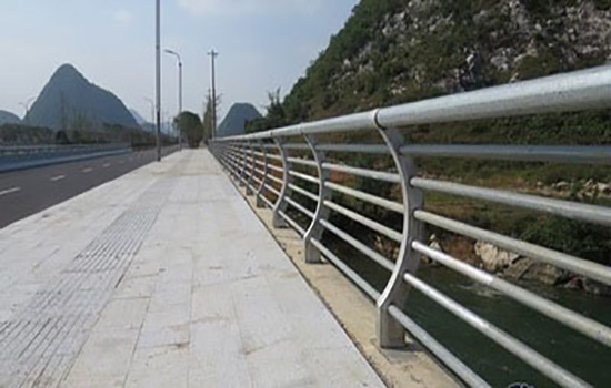 公路隔離<a href=http://m.yflyw.com target=_blank class=infotextkey>護(hù)欄</a>