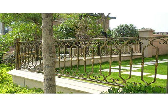 圍墻鐵<a href=http://m.yflyw.com target=_blank class=infotextkey>護(hù)欄</a>