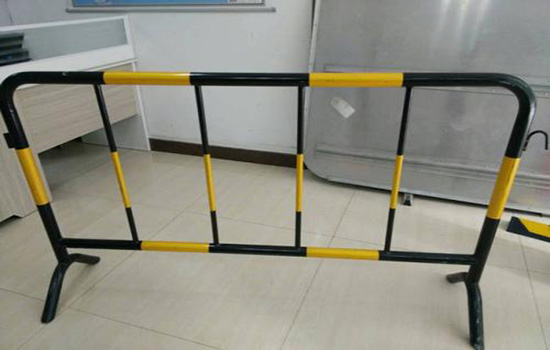 黃黑鐵馬<a href=http://m.yflyw.com target=_blank class=infotextkey>護(hù)欄</a>