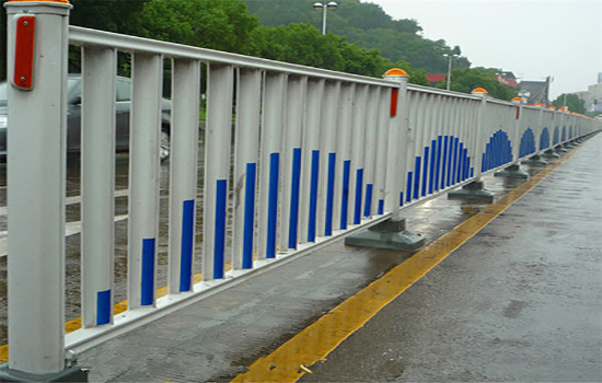 公路中間<a href=http://m.yflyw.com target=_blank class=infotextkey>護欄</a>