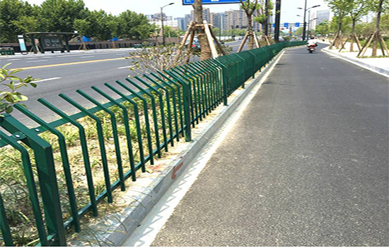 草坪鋅鋼<a href=http://m.yflyw.com target=_blank class=infotextkey>護(hù)欄</a>