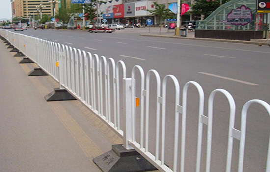 公路隔離護(hù)欄施工浸塑處理工藝介紹